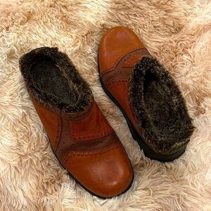 Clarks Artisan Collection Brown Leather Fur Lined Mules Clogs | Size 6